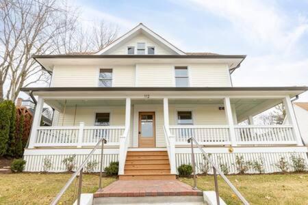 Downtown Luxury Farmhouse Apartment #4 웨스트던디 외부 사진