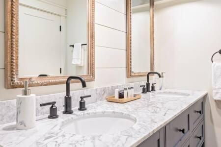 Downtown Luxury Farmhouse Apartment #4 웨스트던디 외부 사진