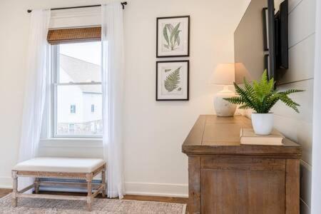 Downtown Luxury Farmhouse Apartment #4 웨스트던디 외부 사진
