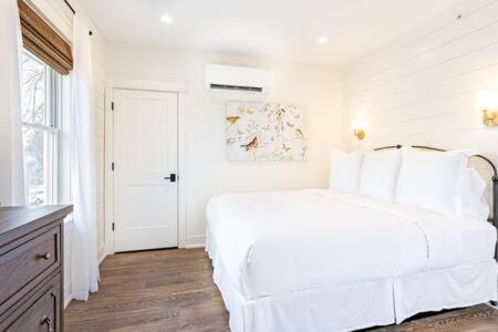 Downtown Luxury Farmhouse Apartment #4 웨스트던디 외부 사진