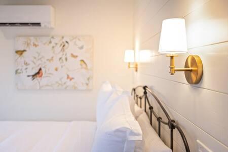 Downtown Luxury Farmhouse Apartment #4 웨스트던디 외부 사진