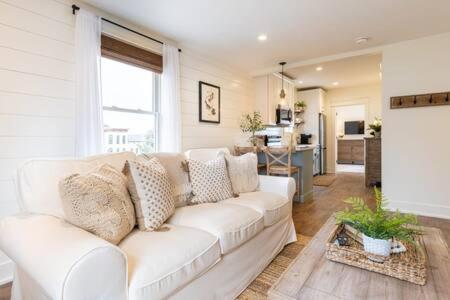 Downtown Luxury Farmhouse Apartment #4 웨스트던디 외부 사진