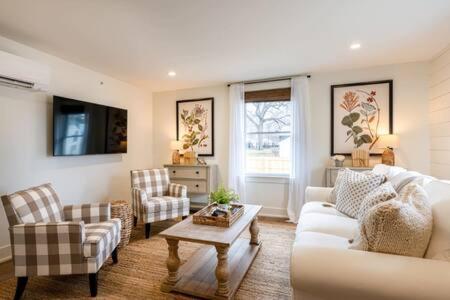 Downtown Luxury Farmhouse Apartment #4 웨스트던디 외부 사진